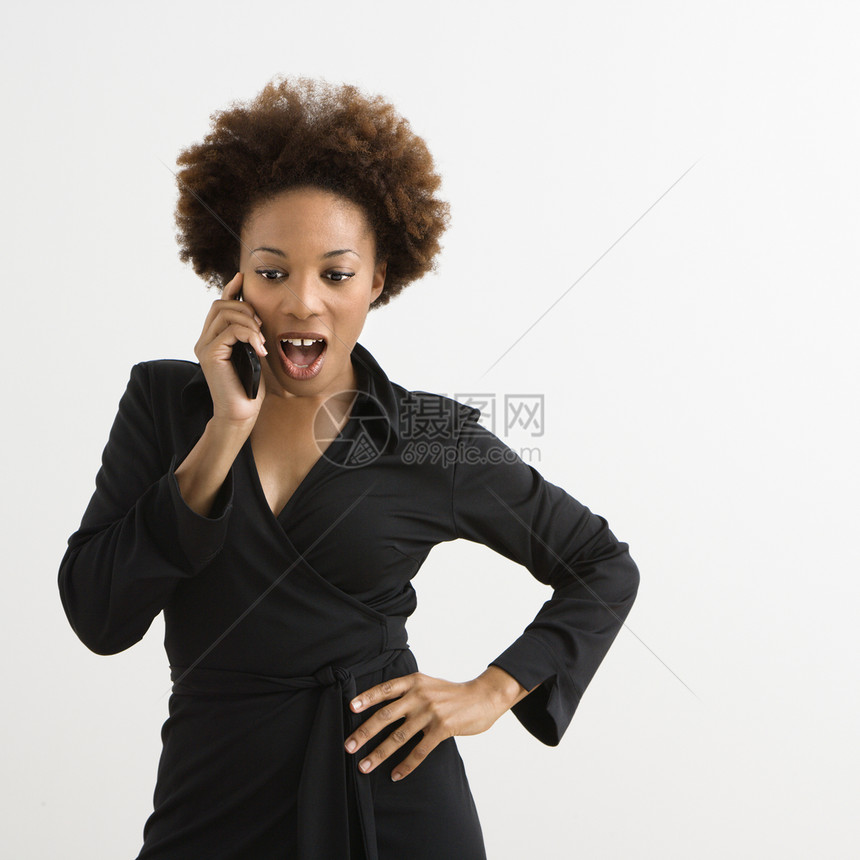 手机上的妇女爆炸细胞女士女性情感惊喜黑发电话上网头发图片