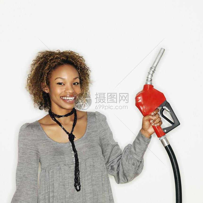持有煤气喷嘴的妇女正方形概念幸福资源微笑汽油照片黑发燃料工业图片