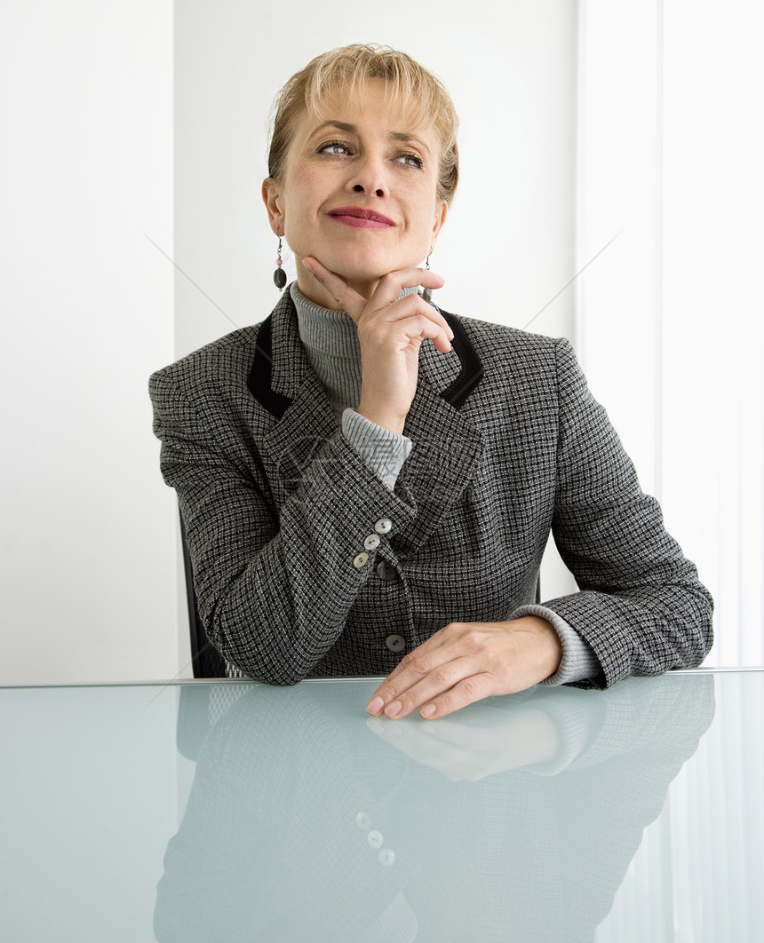 女人的思考女士中年桌子成人商业思维照片女性商务人士图片