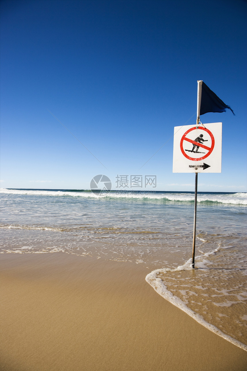 在海滩上示警海洋海岸冲浪旗帜天堂照片警告海景冲浪者图片