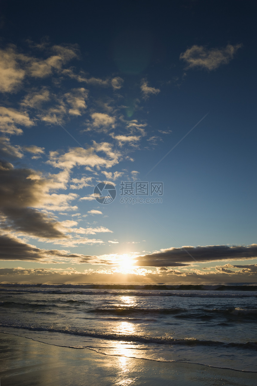 日落在海洋之上太阳照片海岸天堂风景波浪天空海滩冲浪者海景图片