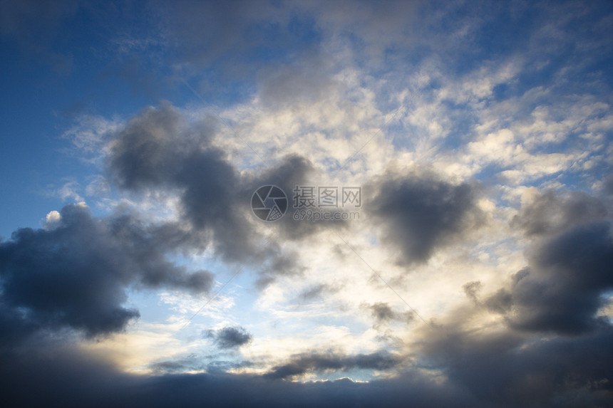 云和蓝天水平背光多云天空图片