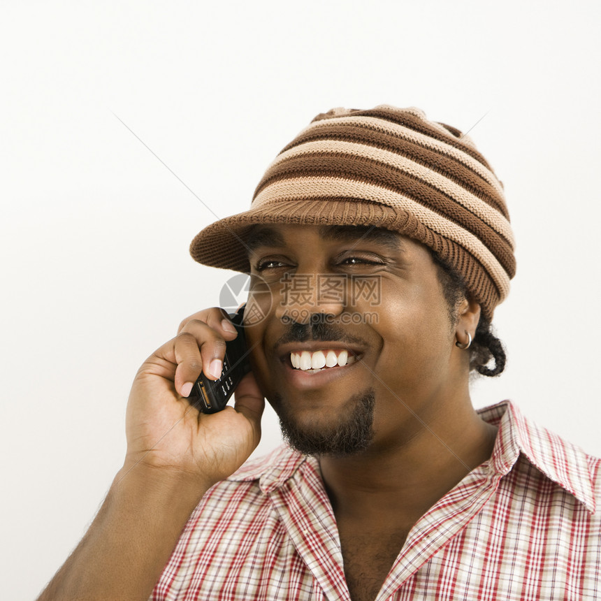 男人在电话上说话正方形男性技术针织帽帽子爆头照片微笑中年人手机图片