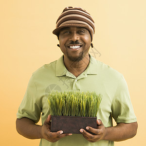 男人养家糊口的植物成人男性正方形帽子环境盆栽概念针织帽幸福观众背景图片