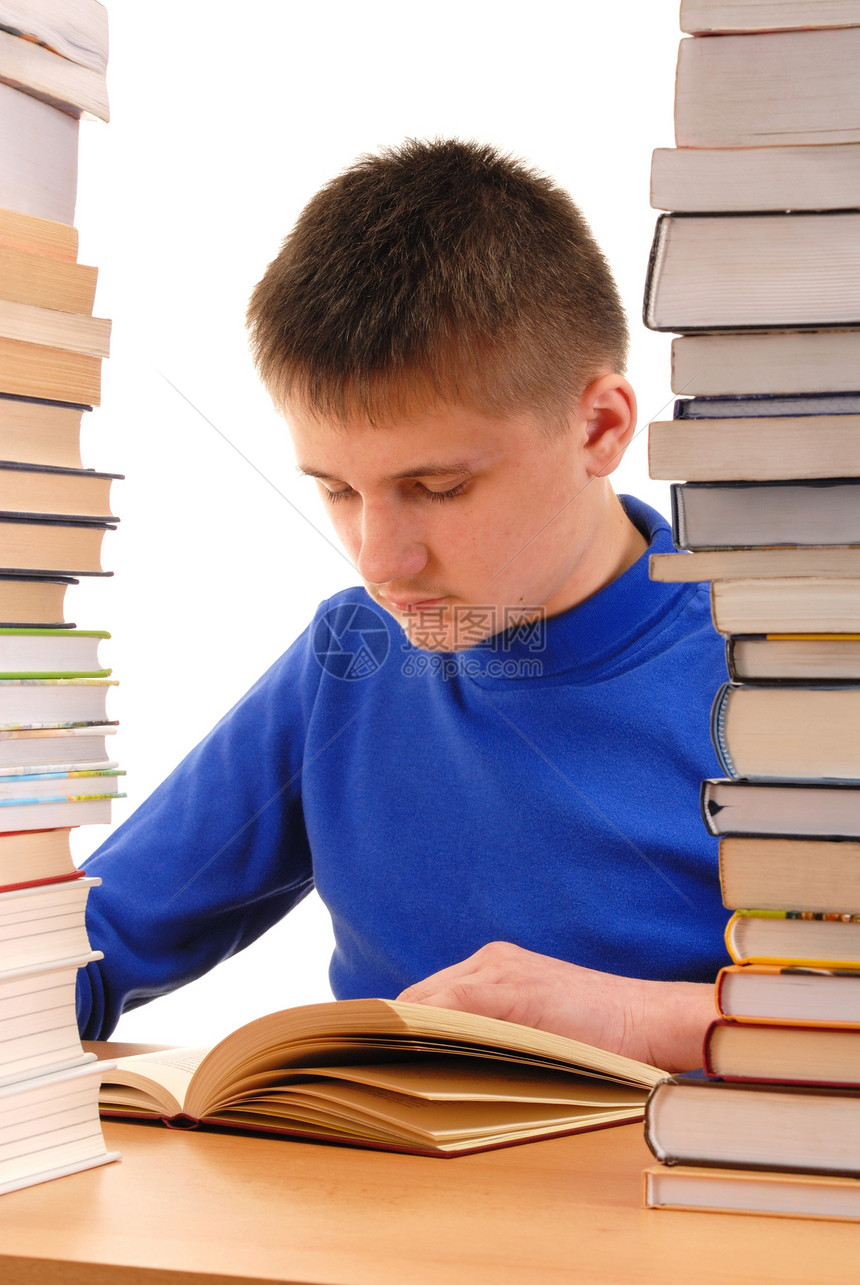图书馆中的男孩阅读白色图书男生意义男性教育学校学习图片