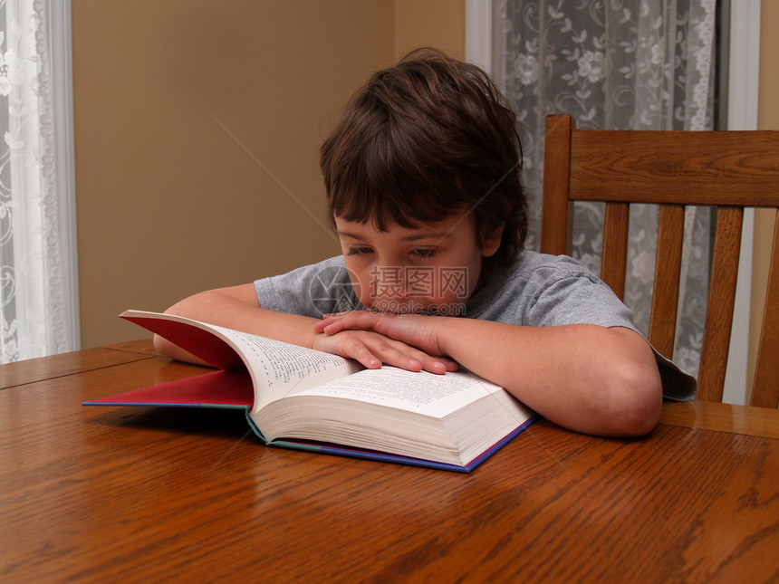 年轻男孩在读书智力知识瞳孔学生少年桌子洞察力男生智慧知识分子图片