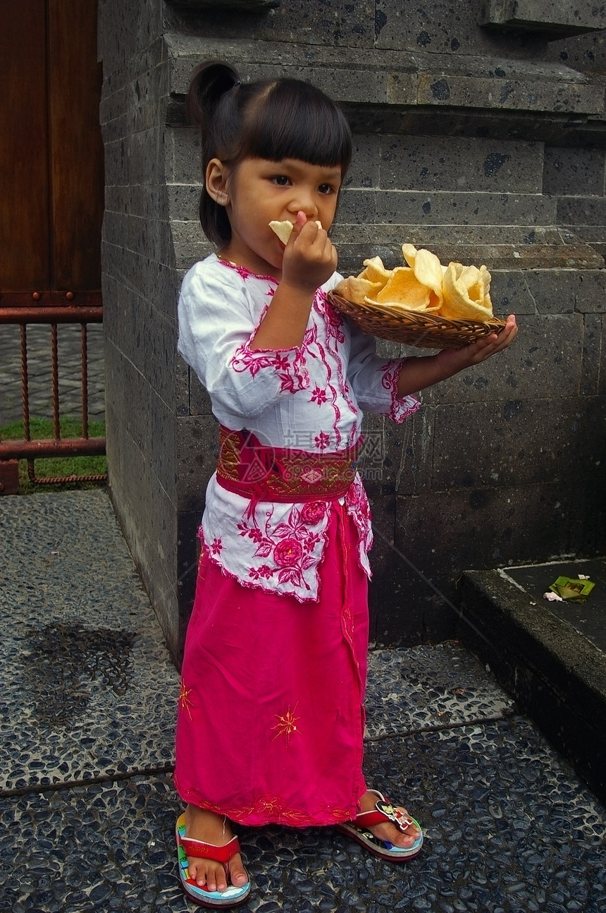 巴厘岛(印度尼西亚)女孩吃大虾饼干 2图片