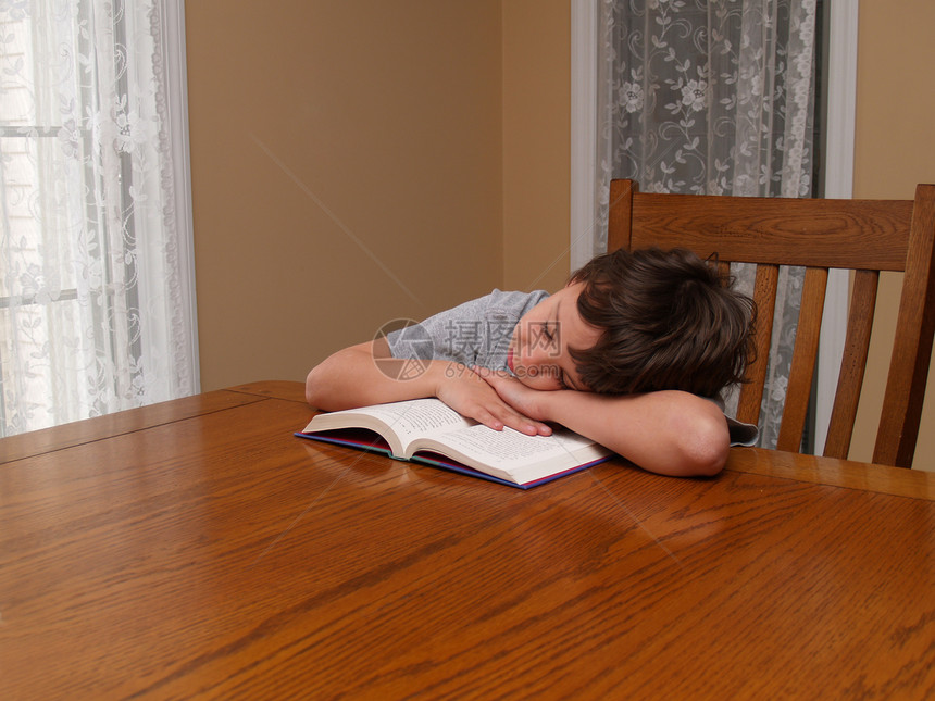 阅读时睡着的年轻男孩瞳孔睡眠小憩孩子青少年桌子青春期童年洞察力男性图片