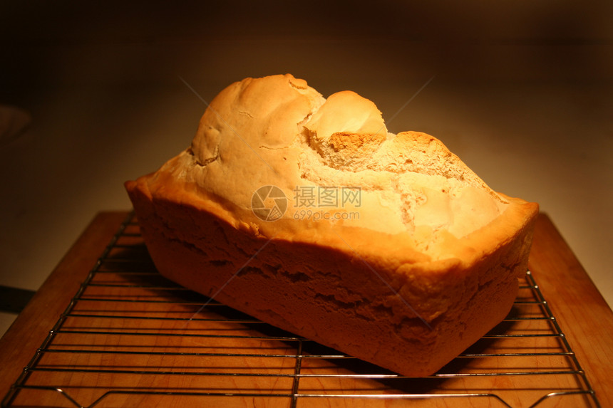 面包饼金黄色食物砧板架子健康冷却烘烤褐色图片