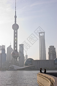 上海日出摩天大楼男人女士长廊城市恋人外滩夫妻背景图片