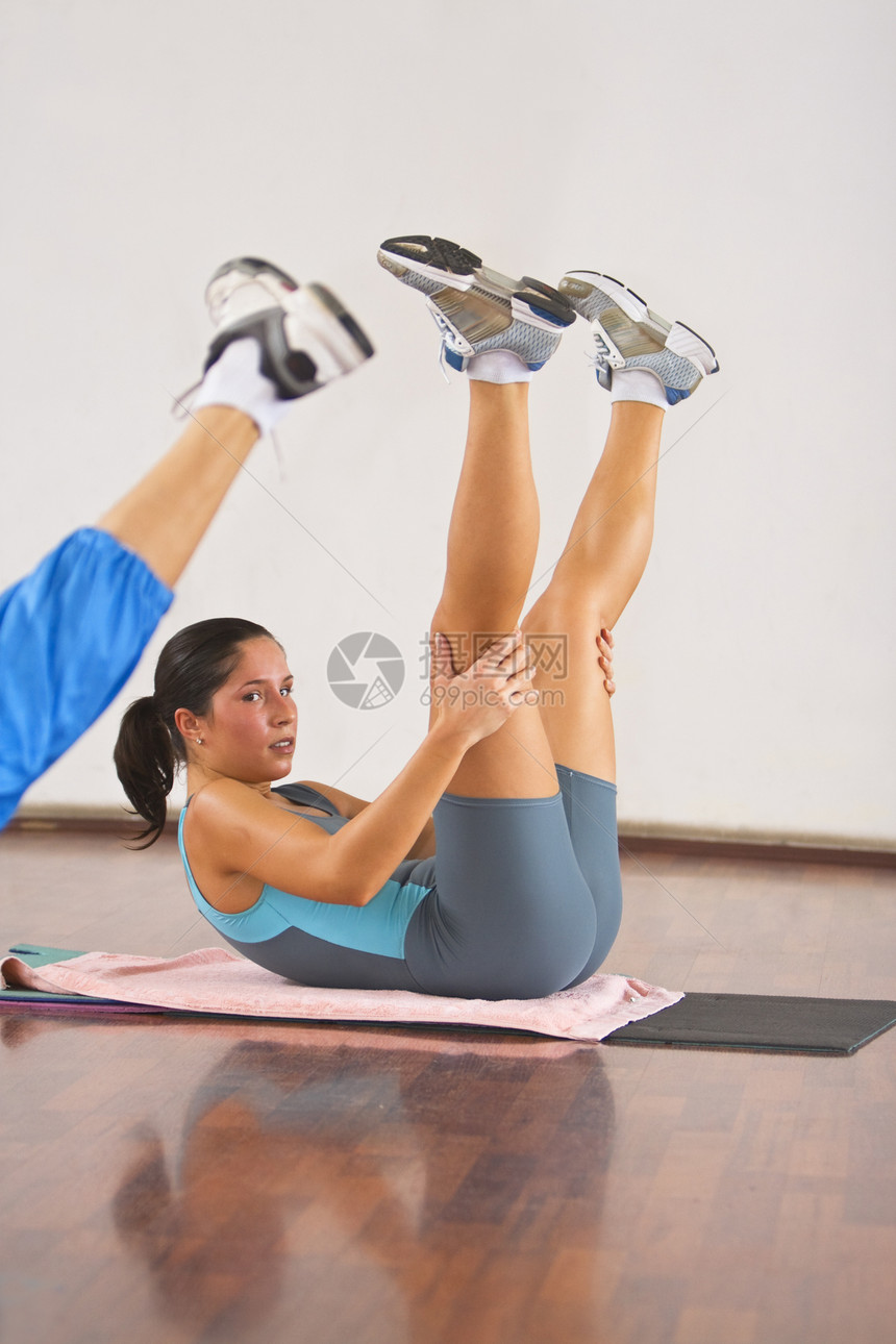 有氧细节训练青年专注倾斜活动女孩体操运动健身房地面图片