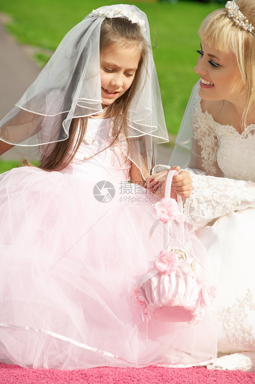 快乐的新娘和小伴娘图片