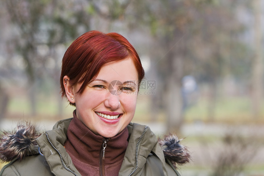 红头女孩青少年红发成人红色毛皮公园头发生态女性化染料图片