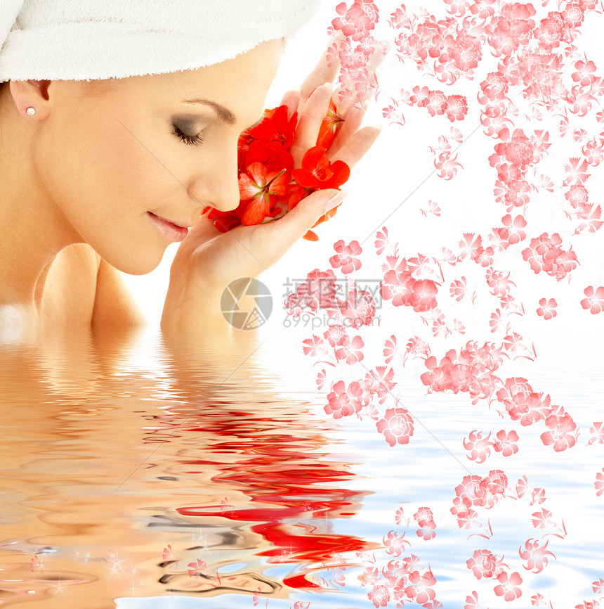 有红花瓣和鲜花在水中的女士图片