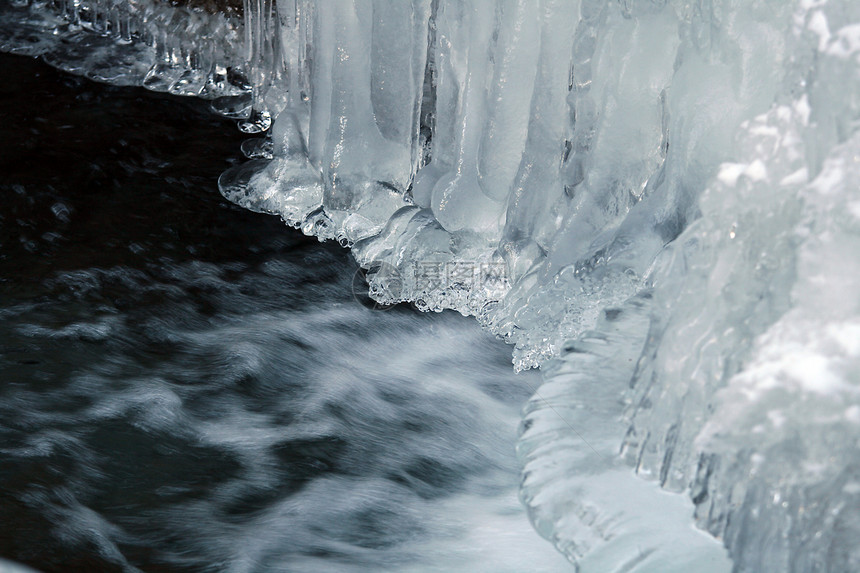 冰层形成冰柱宏观季节雪花清凉寒冷流动温度水晶天气图片