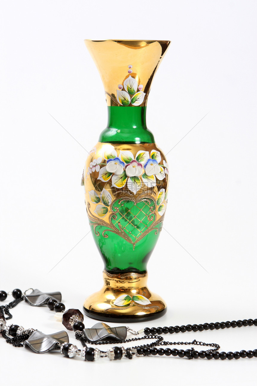 水晶绿花瓶和黑珠图片