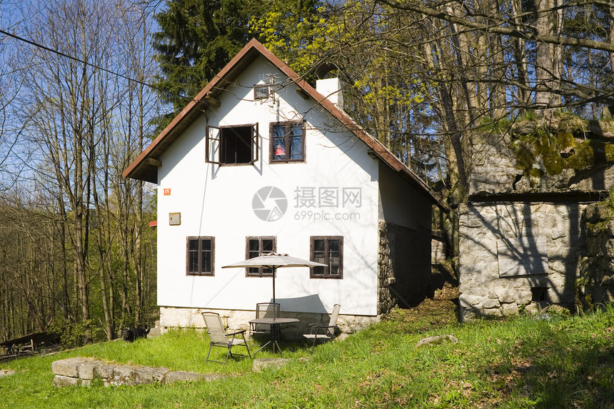 山地上的房子小屋地面木头天空山脉爬坡树木风景绿色窗户图片