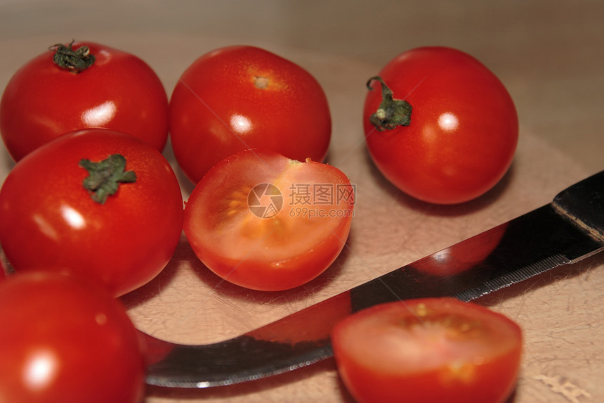 刀和西红柿点数美食厨房蔬菜食物木头面包木板树叶饮食图片