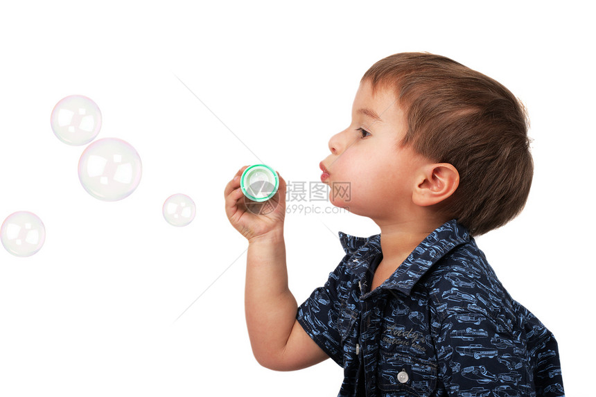 小男孩吹泡泡泡男孩们肥皂乐趣孩子童年快乐棍棒气泡幸福图片