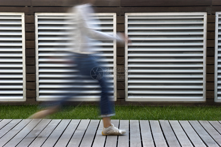 妇女步行脚步速度女性女孩旅行人行道艺术商业跑步压力图片