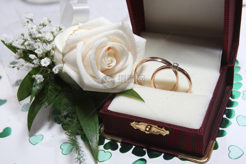 结婚戒指和玫瑰新娘绿色盒子金子已婚钻石礼物白色宝石婚礼图片