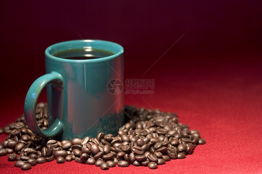 咖啡杯和咖啡豆杯子红色饮料早餐豆子绿色图片