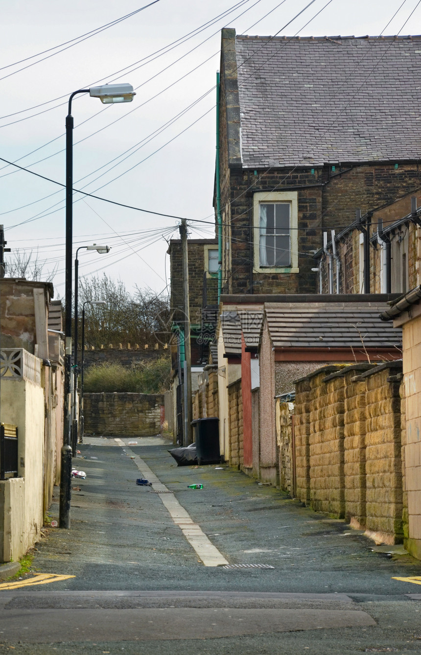 北英格兰磨坊镇的后巷道后街电报石头建筑天际车道地标蓝色天空阳台图片