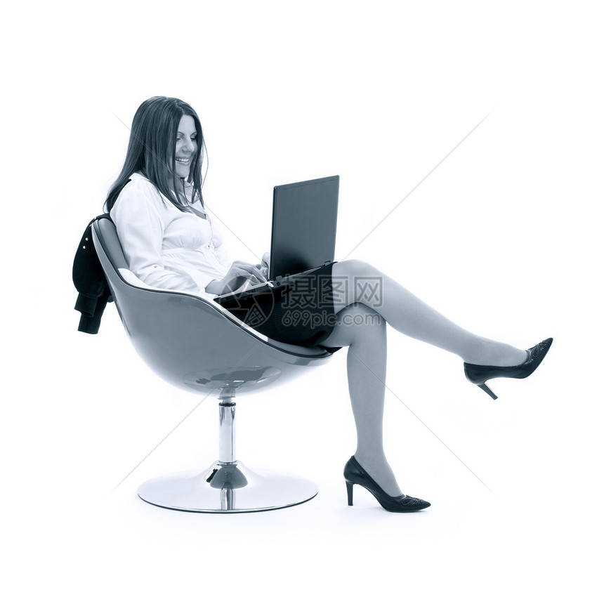 使用笔记本电脑在橙色椅子上的单一铬女商务人士图片