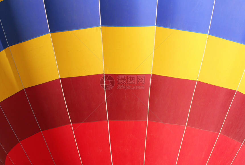 色彩多彩的热气球黄色娱乐航班空气休闲纺织品红色蓝色物品运输图片