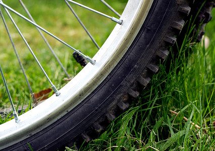 自行车轮胎黑色运输绿色合金圆形橡皮活力车轮运动金属高清图片