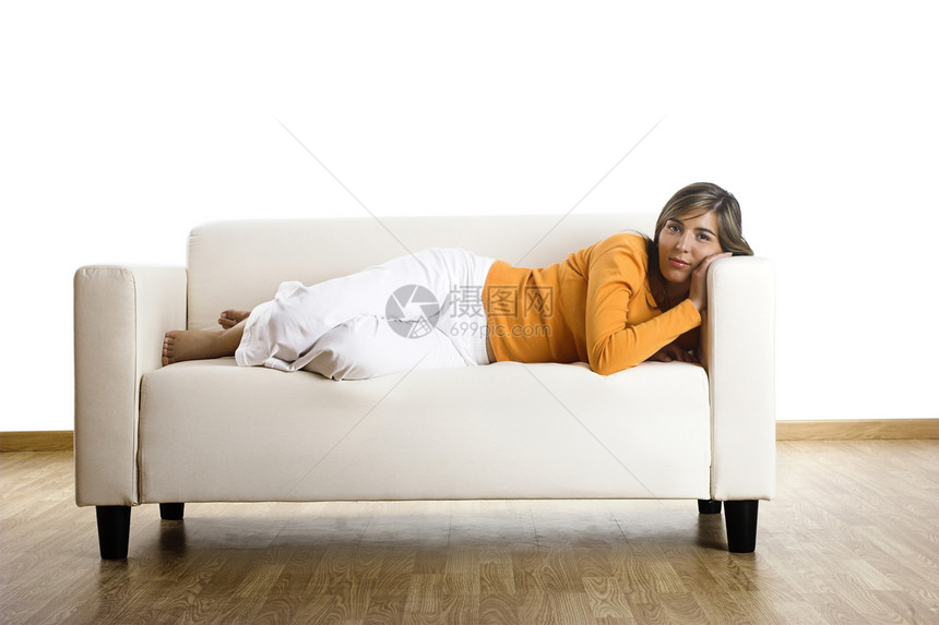 在家放轻松乐趣长椅沙发快乐白色房间喜悦衣服女性房子图片