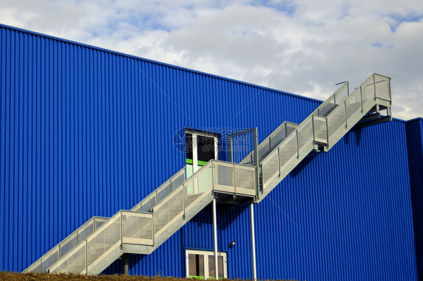 通往天堂的楼梯苍穹建筑工厂脚步仓库对角瓦楞天空空白跑步图片
