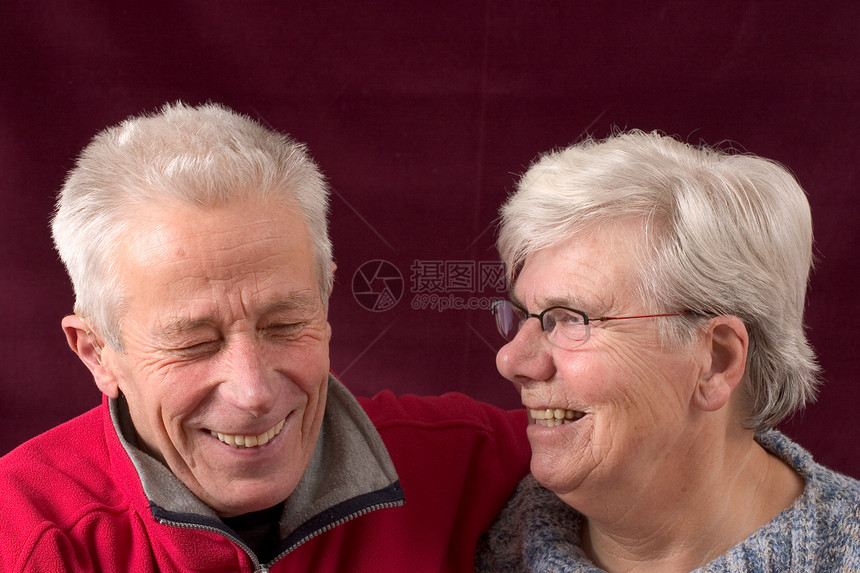 欢笑老年情侣乐趣夫妻成人女士灰色男性退休微笑女性幸福图片