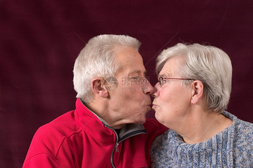 接吻年老夫妇图片