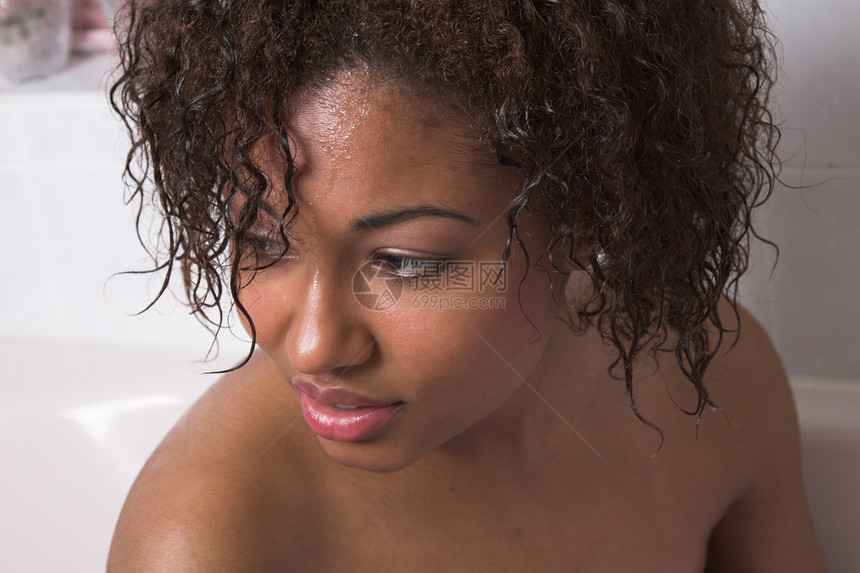 在洗澡的黑女人图片