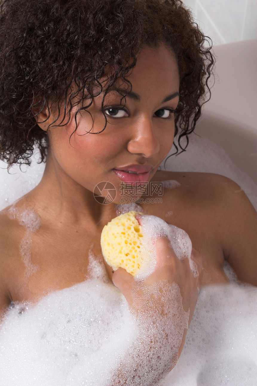 享受她洗澡的乐趣浴室诱惑女性多样性青年极乐海绵气泡黑色奢华图片