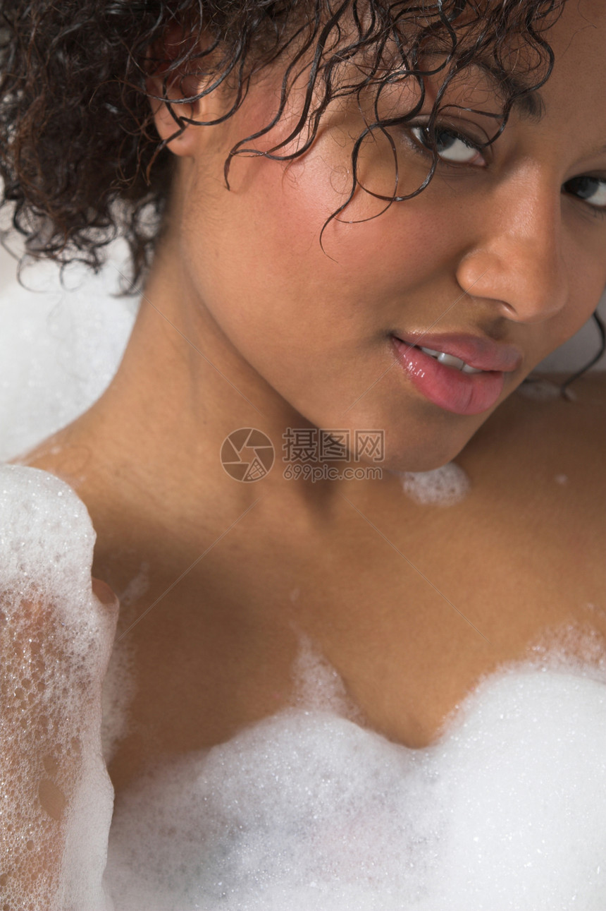 泳泳美容多样性福利洗澡青年女性浴缸奢华头发气泡浴室图片