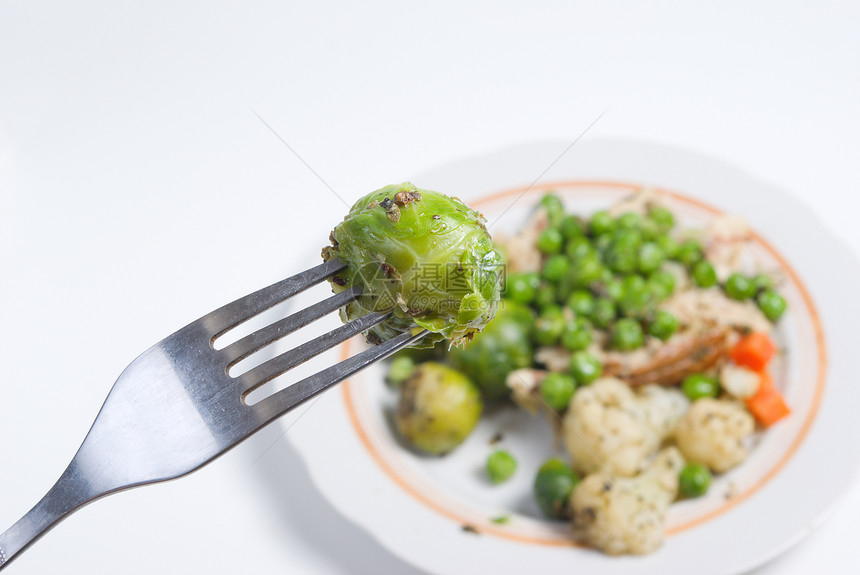 叉子上的布鲁塞尔芽菜单烹饪野餐筹码营养盘子早餐拼盘环境鱼片图片