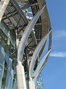 现代建筑建筑学灰色天空建造蓝色城市玻璃金属背景图片
