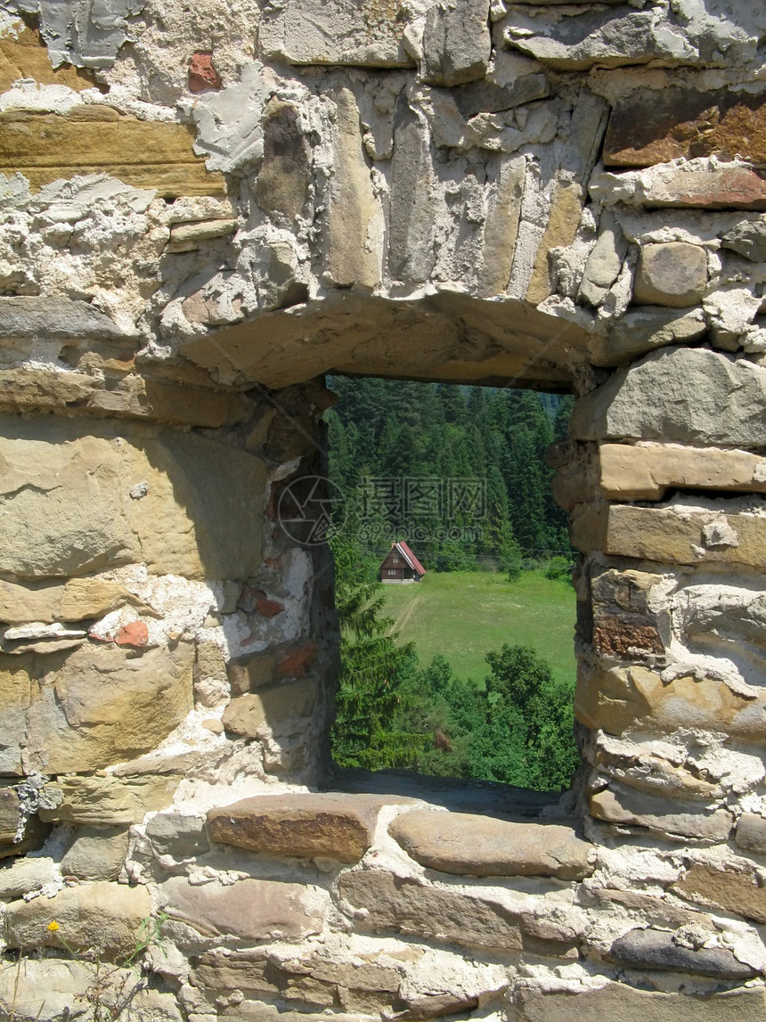 在石墙中的窗口国家堡垒石头绿色城堡据点晴天森林保卫防御图片