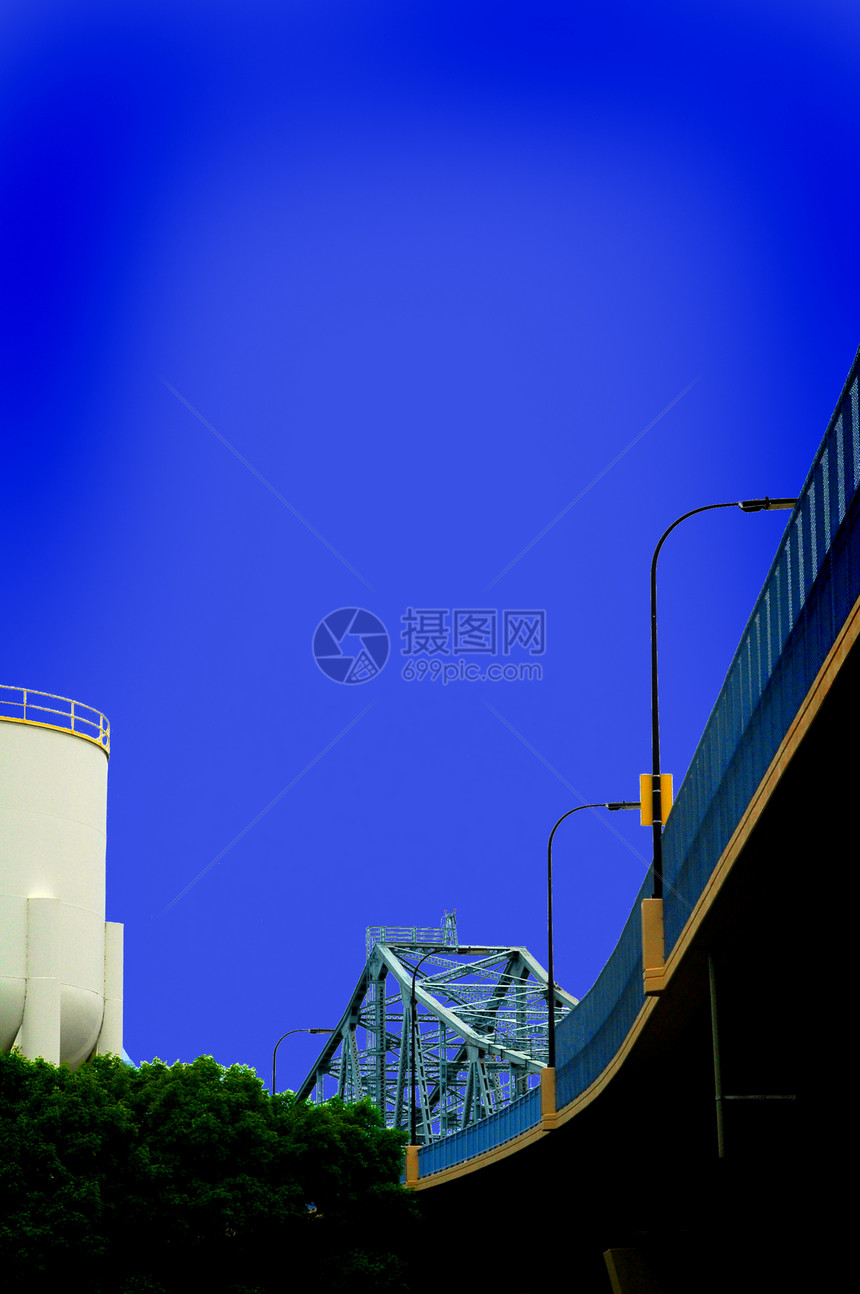 桥梁和蓝天空图片