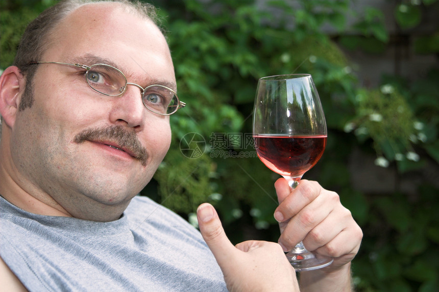 喝杯红酒男性花园眼镜闲暇成人酒精玻璃秃头拇指享受图片