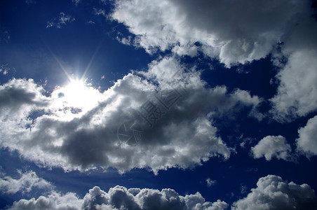 天空和太阳半径蓝色白色背景图片