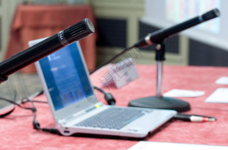 扩音器讲话笔记本会议电脑扬声器背景图片