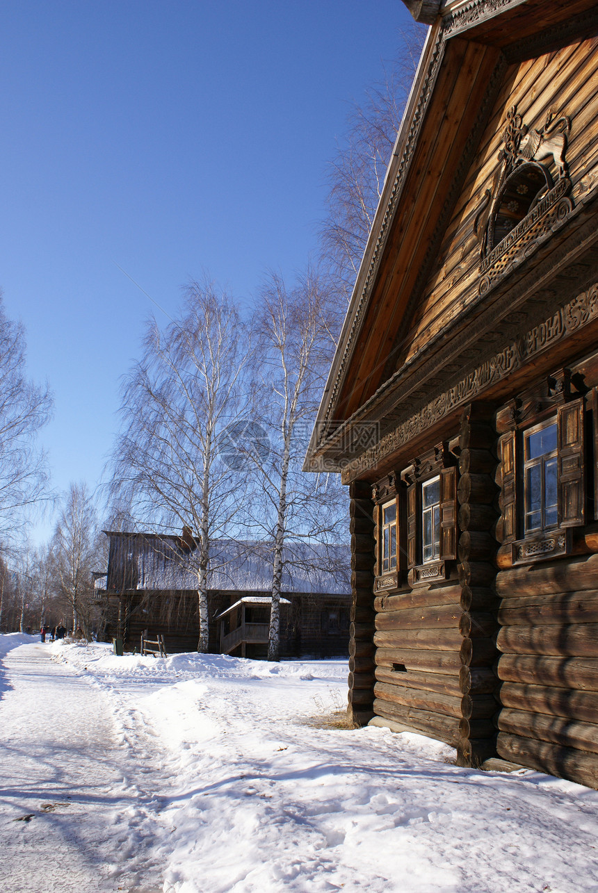 旧村的冬季村庄木材房子雕刻风格装饰小路镂空街道国家图片