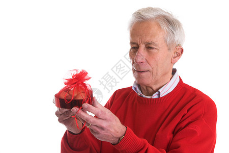 情人礼物老年人皱纹巧克力男性头发老年红色背景图片