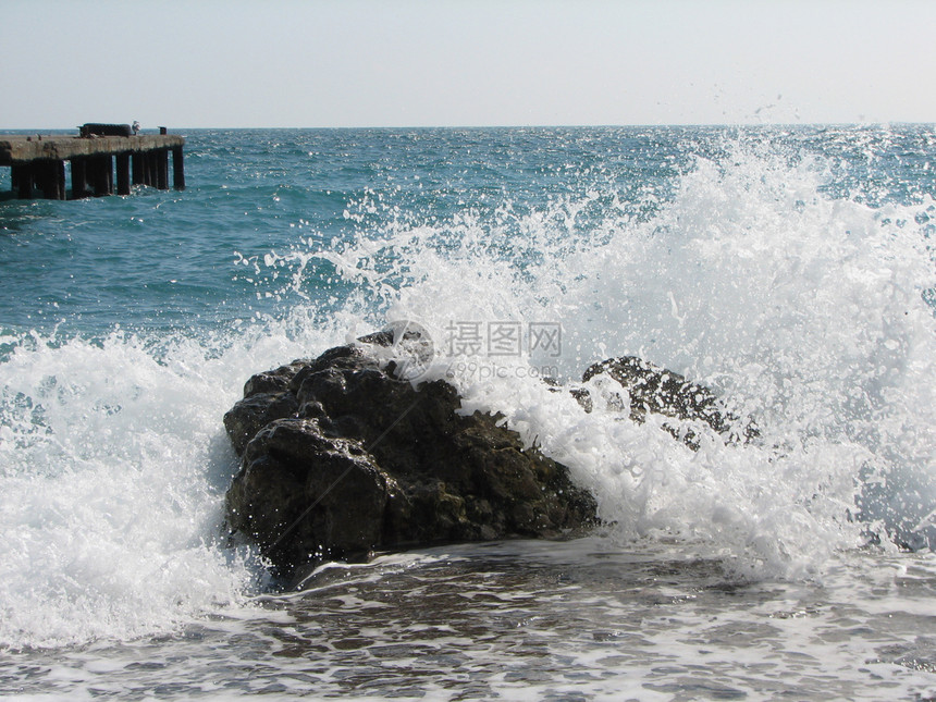 冲撞海岸石的冷海浪图片