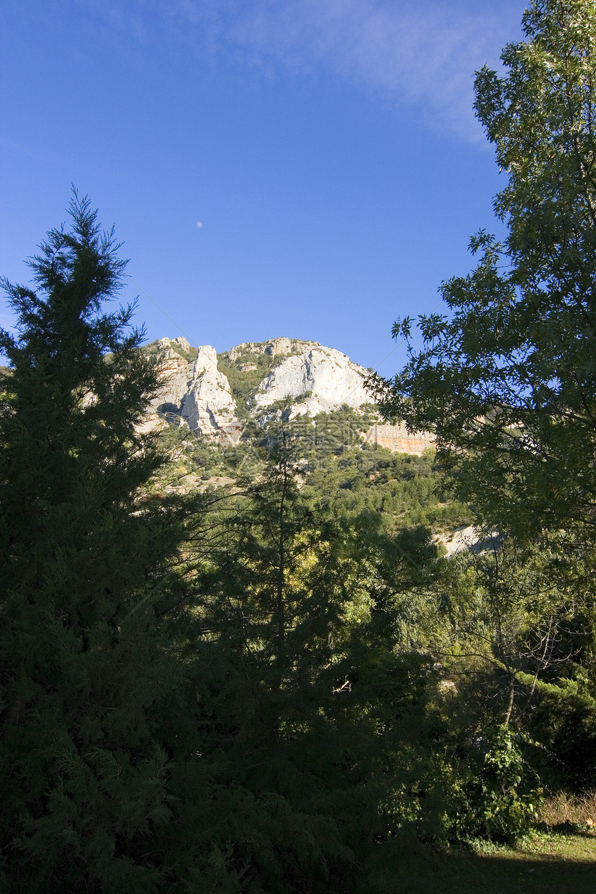 自然远足小路树木爬坡太阳悬崖山脉旅行游客岩石图片