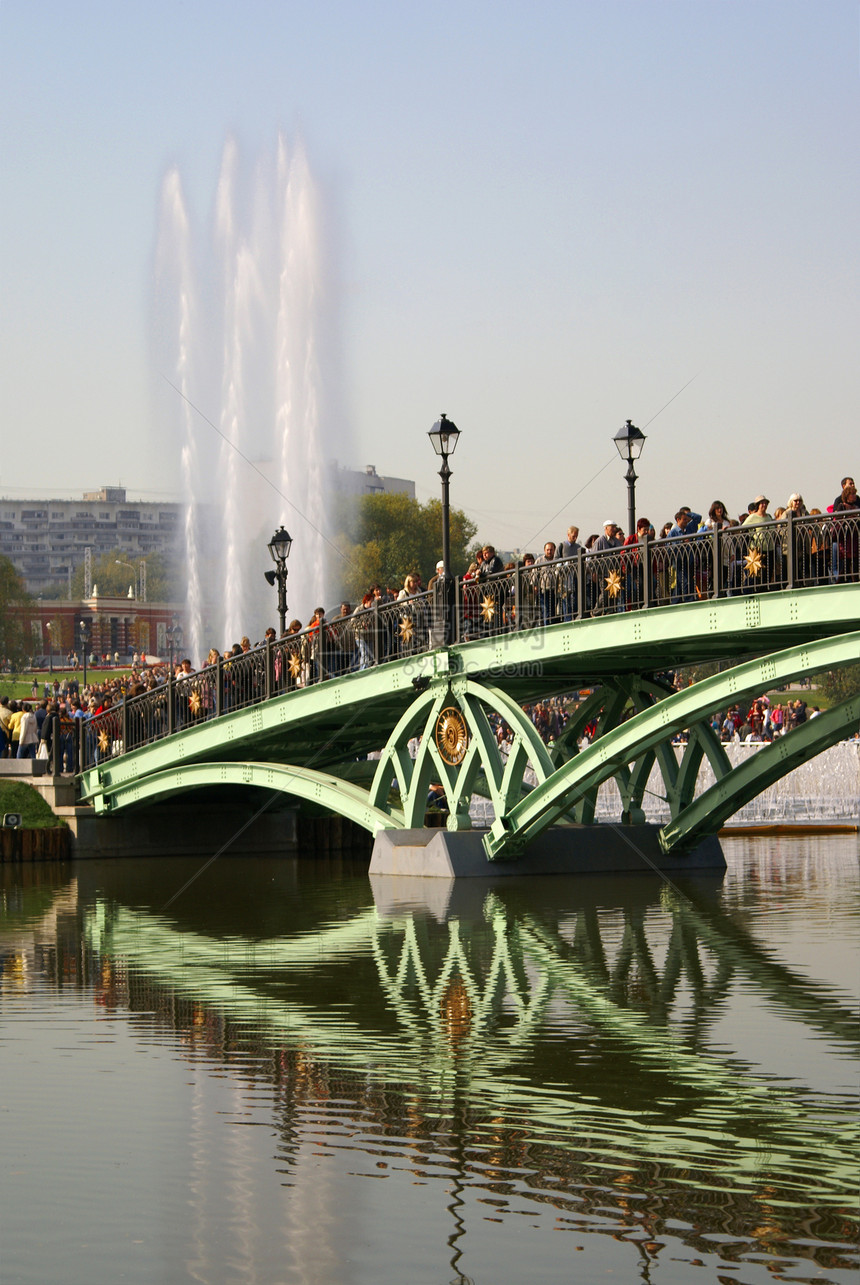 莫斯科 塞丁历史公园的桥梁Tzarizino喷泉池塘展示晴天跳舞观众图片