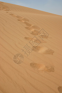沙漠中的脚步脚步声天空背景图片